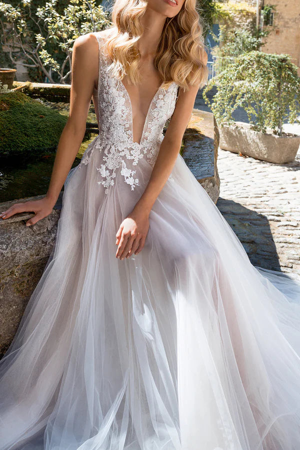 Abito da sposa in stile bohémien con scollo a V profondo e pizzo effetto illusion a linea A